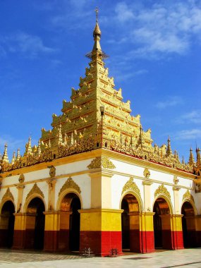 Mikail Pagoda anıt, Myanmar mavi gökyüzü gün. Mikail Pagoda Myanmar bir Budist tapınağı ve büyük hac sitesidir.