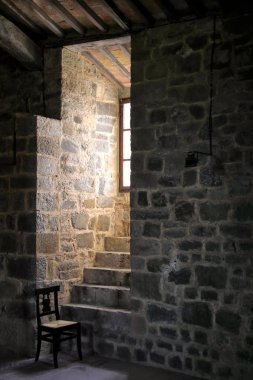 Montalcino kale, Val d'Orcia, Toskana, İtalya penceresinde boş sandalye. Kalenin tepesine şehrin en yüksek noktası 1361 yılında yaptırılmıştır.