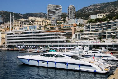 Bağlantı noktası Herkül La Condamine koğuş Monaco adlı Yatlar demirledi. Bağlantı noktası Herkül'ün Monako sadece derin limanıdır