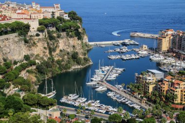 Tekneyi Marinada Monaco Monaco şehir manzaralı. Monaco şehir Monaco dört geleneksel dörtte biridir.