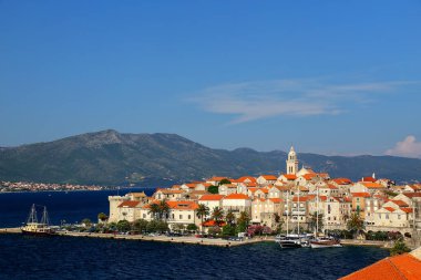 Hırvatistan 'ın eski Korcula kasabası manzarası. Korcula, Korcula adasının doğu kıyısında korunan tarihi bir yerleşim yeridir.