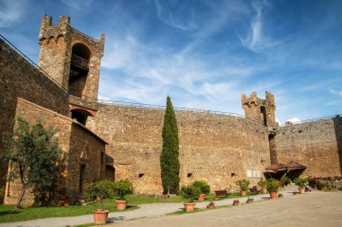 Val d'Orcia, Toskana, İtalya Montalcino kale avlusu. Kalenin tepesine şehrin en yüksek noktası 1361 yılında yaptırılmıştır.