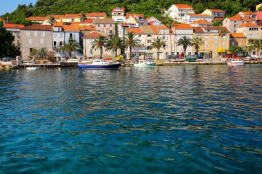 Hırvatistan 'ın Korcula kasabasının rıhtımı. Korcula, Korcula adasının doğu kıyısında korunan tarihi bir yerleşim yeridir.