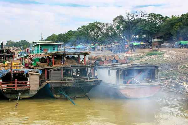 Pråmar Förankrade Irrawaddy River Hamn Mandalay Myanmar Irrawaddy Den Största — Stockfoto