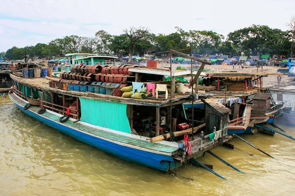 Barcazas Ancladas Puerto Fluvial Ayeyarwady Mandalay Myanmar Río Ayeyarwady Río — Foto de Stock