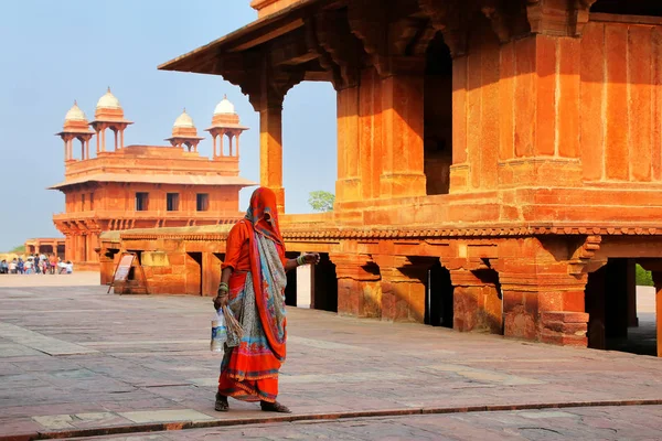 Femme Marchant Dans Complexe Fatehpur Sikri Dans Uttar Pradesh Inde — Photo