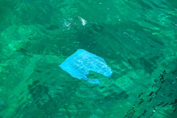 Worek Foliowy Pływające Czystej Wodzie Zanieczyszczenie Morza — Zdjęcie stockowe