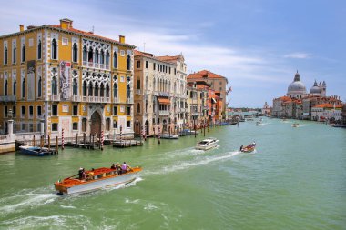 Venice, İtalya - 22 Haziran: Canal Grande ve Basilica di Santa Maria della Salute 22 Haziran 2015 Venedik, İtalya'da. Venedik kanallar tarafından ayrılmış 117 küçük adalar bir grup arasında yer alan.