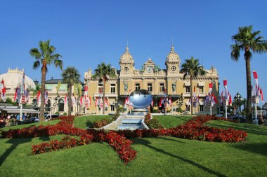 Monte Carlo, Monako - 11 Temmuz: Monte Carlo Casino Monako 11 Temmuz 2015 tarihinde bahçeli. Monte Carlo Casino Kumar ve eğlence karmaşık olduğunu.