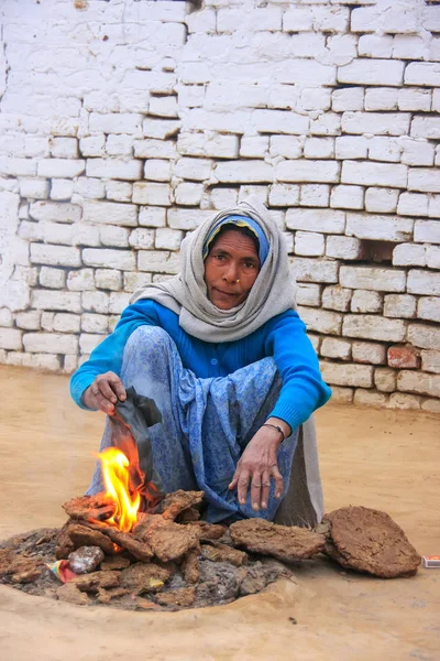 印度阿格拉 1月30日 在印度阿格拉 1月302011在泰姬陵伯哈尔根杰附近 不明女子用干牛粪生火 使用这种燃料的缺点是增加空气污染 — 图库照片