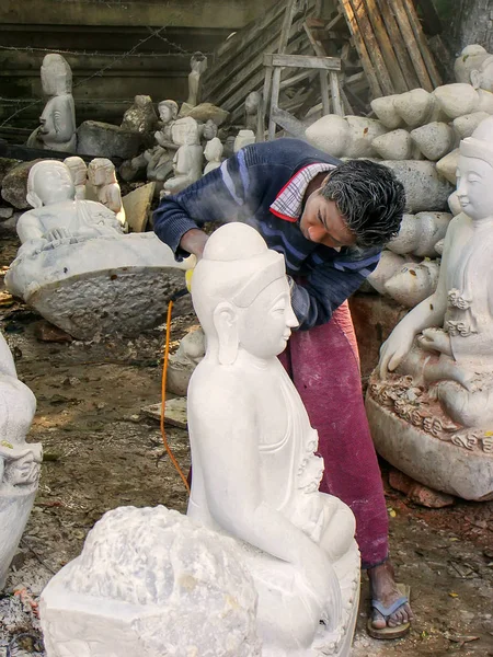 Mandalay Myanmar Diciembre Hombre Identificado Trabaja Una Estatua Cerca Pagoda — Foto de Stock