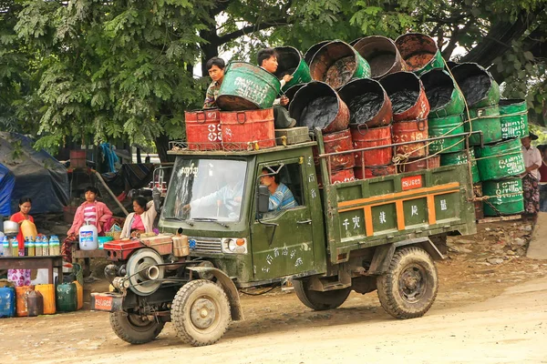 Mandalay Myanmar Diciembre Hombres Identificados Viajan Camión Puerto Del Río — Foto de Stock