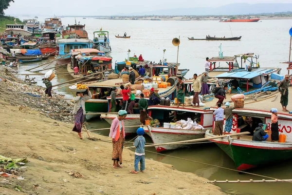 Mandalay Myanmar Diciembre Barcos Fondeados Puerto Fluvial Ayeyarwady Diciembre 2011 — Foto de Stock