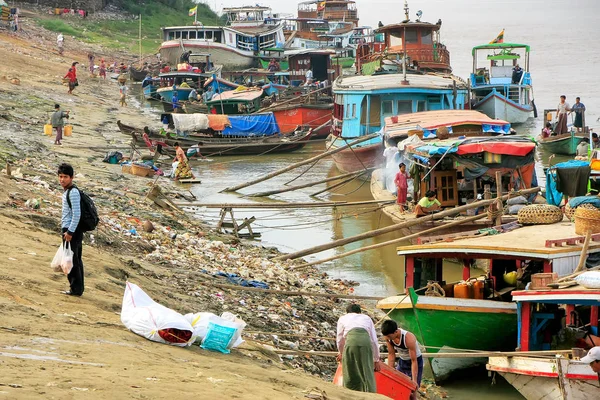 Mandalay Myanmar December Boats Anchored Ayeyarwady River Port December 2011 — Stock Photo, Image