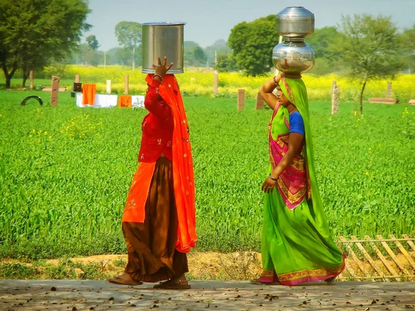 Agra India February Unidentified Women Carry Metal Buckets Heads Countryside — Stock Photo, Image