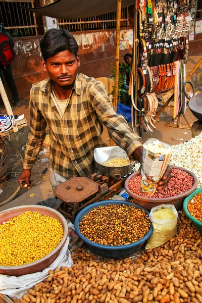 阿格拉 身份不明的男子在卖的爆米花干闼婆集市在 2014 日在印度阿格拉 阿格拉是北方邦人口最多的城市之一 — 图库照片