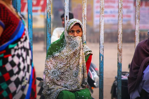 Agra India Noviembre Mujer Identificada Sienta Estación Tren Noviembre 2014 — Foto de Stock