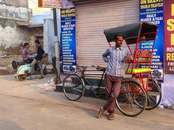 Agra Índia Novembro Homem Não Identificado Está Lado Seu Pedicab — Fotografia de Stock