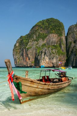 Longtail tekne Phi Phi Leh Adası, Krabi il, Tayland Maya koyunda demirlemiş. Mu Ko Phi Phi Milli Parkı parçası olduğunu.