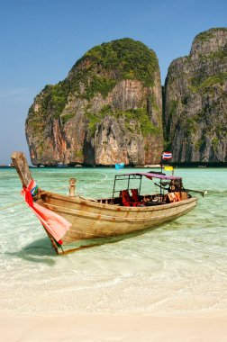 Longtail tekne Phi Phi Leh Adası, Krabi il, Tayland Maya koyunda demirlemiş. Mu Ko Phi Phi Milli Parkı parçası olduğunu.