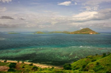 Flores Denizi, Nusa Tenggara, Endonezya Kanawa adasının kıyı şeridi. Kanawa adadır Komodo Ulusal Parkı içinde.