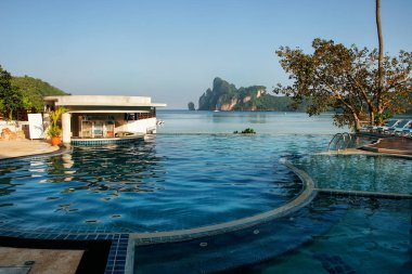 Ao Loh Dalum beach, Phi Phi Don Island, Krabi il, Tayland havuzda. Deniz milli park, Koh Phi Phi Don bir parçasıdır.