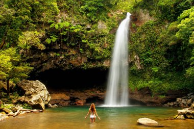 Bikini alt Tavoro şelaleler Taveuni Island, Fiji Bouma Ulusal Miras Park'ta hazır genç kadın. Taveuni Fiji'de üçüncü büyük adasıdır.