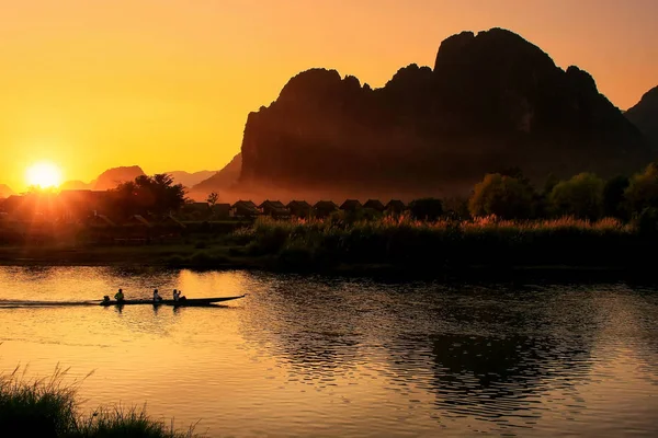 Ηλιοβασίλεμα Πάνω Από Τον Ποταμό Nam Τραγούδι Silhouetted Βραχώδεις Σχηματισμούς — Φωτογραφία Αρχείου