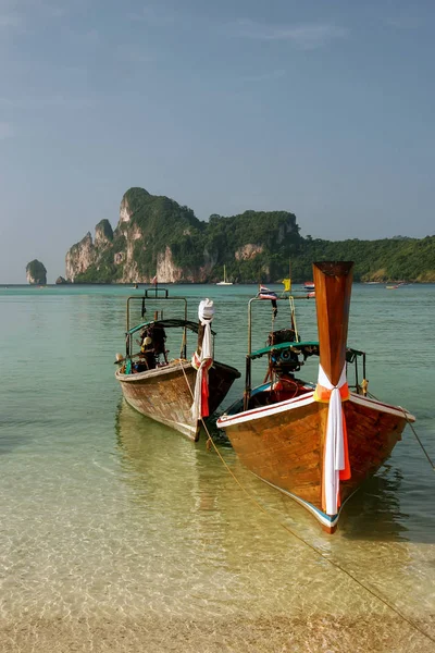 Longtail Båtar Förankrade Vid Loh Dalum Stranden Phi Phi Don — Stockfoto