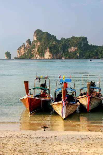Barcos Cauda Longa Ancorados Praia Loh Dalum Phi Phi Don — Fotografia de Stock