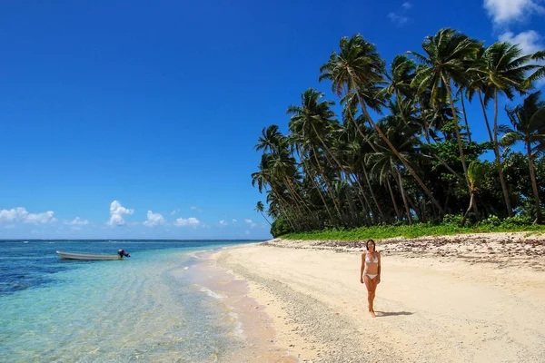 穿着比基尼的年轻女子在斐济 Taveuni Lavena 村的海滩上散步 Taveuni 是斐济第三大岛屿 — 图库照片