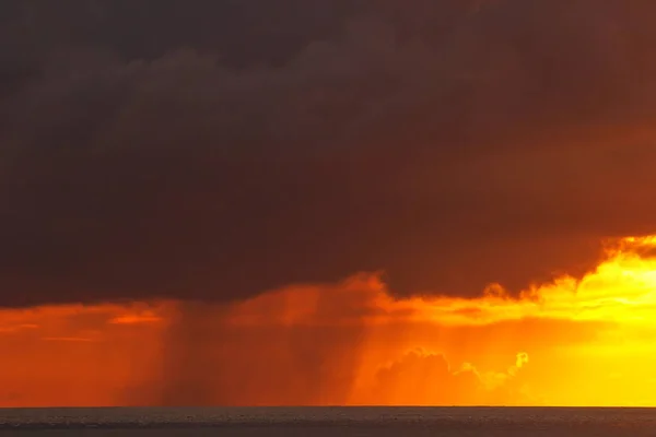 Nubes Tormenta Colores Con Lluvia Sobre Estrecho Somosomo Isla Taveuni —  Fotos de Stock