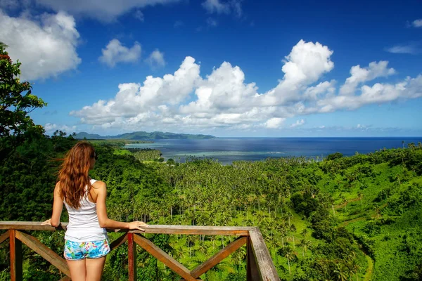 年轻的女子站在 Taveuni 斐济鲍国家遗产公园的观点 Taveuni 是斐济的第三大岛 — 图库照片