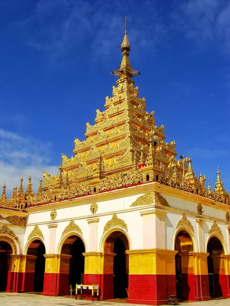 敏塔在蓝蓝的天空的一天在曼德勒 敏塔是一个佛教寺庙和缅甸主要朝圣 — 图库照片