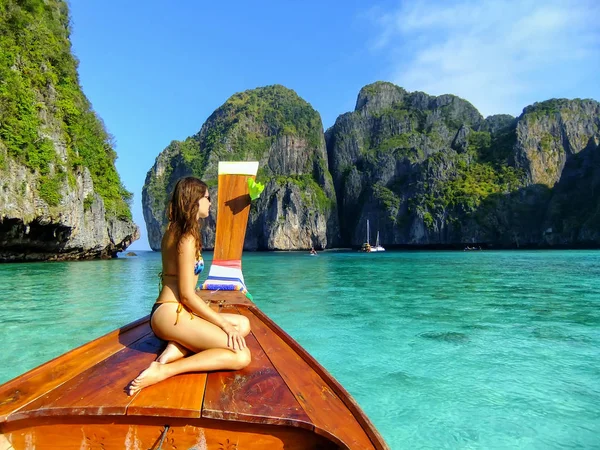 Young Woman Sitting Front Longtail Boat Maya Bay Phi Phi — Stock Photo, Image