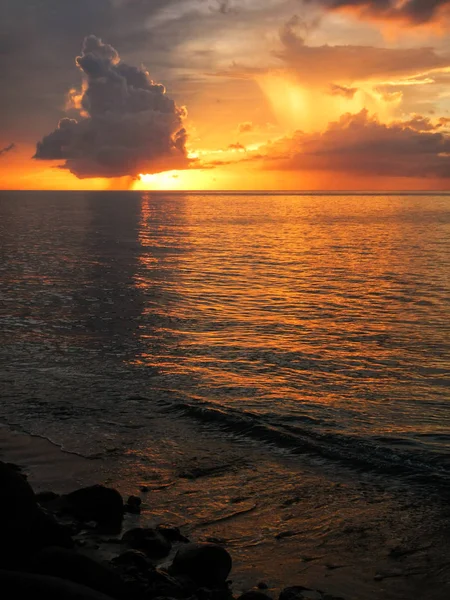 在斐济 Taveuni 岛的索莫索莫海峡上空五彩缤纷的日落 Taveuni 是斐济第三大岛屿 — 图库照片