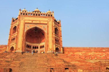 Buland Darwasa (Zafer Kapısı) Fatehpur Sikri, Uttar Pradesh, Hindistan 'daki Jama Mescidi' ne çıkıyor. Dünyanın en yüksek geçididir ve Babür mimarisinin bir örneğidir..