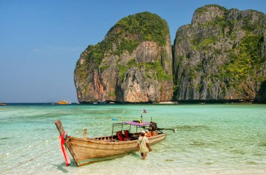 Longtail tekne Phi Phi Leh Adası, Krabi il, Tayland Maya koyunda demirlemiş. Mu Ko Phi Phi Milli Parkı parçası olduğunu.