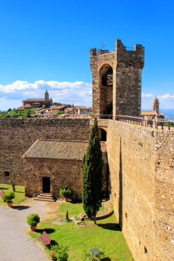 Val d'Orcia, Toskana, İtalya Montalcino kale avlusu. Kalenin tepesine şehrin en yüksek noktası 1361 yılında yaptırılmıştır.