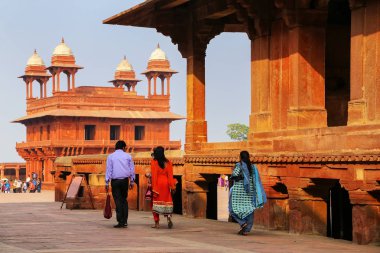 Turistler Fatehpur Sikri Uttar Pradesh, Hindistan karmaşık yürüyüş. Fatehpur Sikri Hindistan'da Babür mimarisinin en iyi korunmuş örneklerinden biridir.