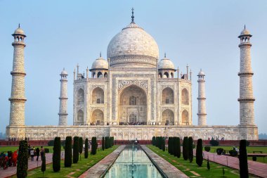 Sabah erken, Agra, Uttar Pradesh, Hindistan Taj Mahal görünümü. Taj Mahal 1983 yılında Unesco Dünya Miras Alanı tayin edilen.