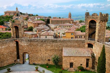 Kale ve şehir Montalcino Val d'Orcia, Toskana, İtalya. Kalenin tepesine şehrin en yüksek noktası 1361 yılında yaptırılmıştır.