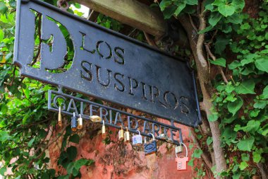 Calle de los Suspiros (Street of Sighs) Colonia del Sacramento, Uruguay imzala. Uruguay'nın en eski şehirlerinden biridir