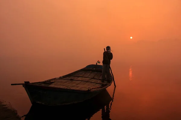 Místní Muž Přesun Lodí Řeky Yamuna Prutem Úsvitu Agra Uttar — Stock fotografie