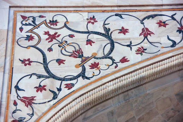 植物は アグラ ウッタルプラデーシュ州 インドのタージ マハルの外装のモチーフ タージ マハルの外部の装飾はムガル建築最高の間で します — ストック写真