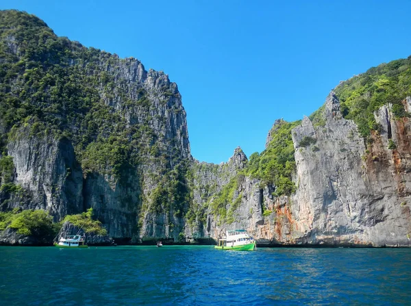 ピピ島 クラビ タイの石灰岩の崖 島ピピ ビーチは Phi Phi 国立公園の一部 — ストック写真