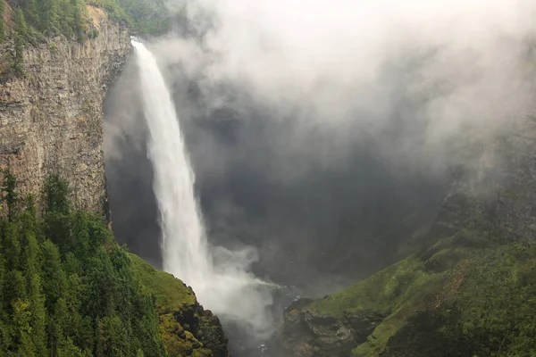 Wodospad Helmcken Mgłą Wells Gray Provincial Park Kolumbia Brytyjska Kanada — Zdjęcie stockowe