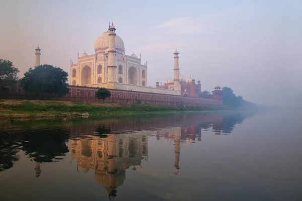 Vue Taj Mahal Avec Brouillard Matinal Reflété Dans Rivière Yamuna — Photo