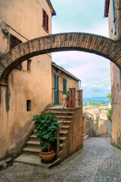 Narrow Street Historic Center Montalcino Town Val Orcia Tuscany Italy — стоковое фото