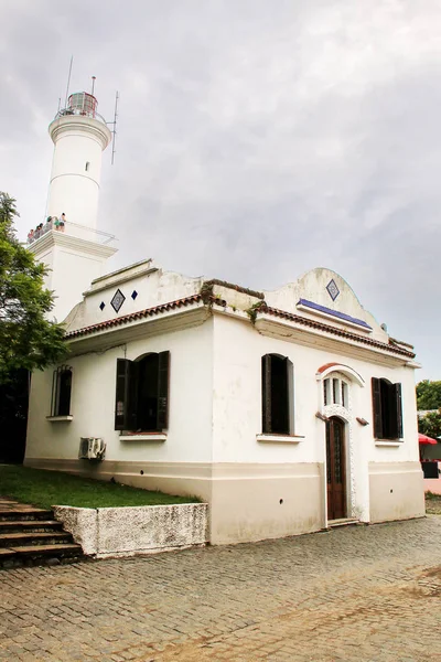 白いコロニアル ハウスと ウルグアイのコロニア サクラメントの歴史的街並みの灯台 ウルグアイで最も古い都市の一つです — ストック写真